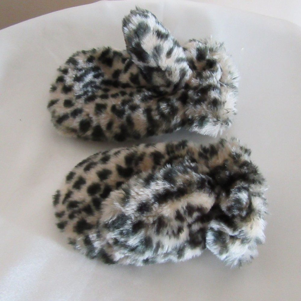 Nice Fuzzy mittens Small Child Leopard Pattern